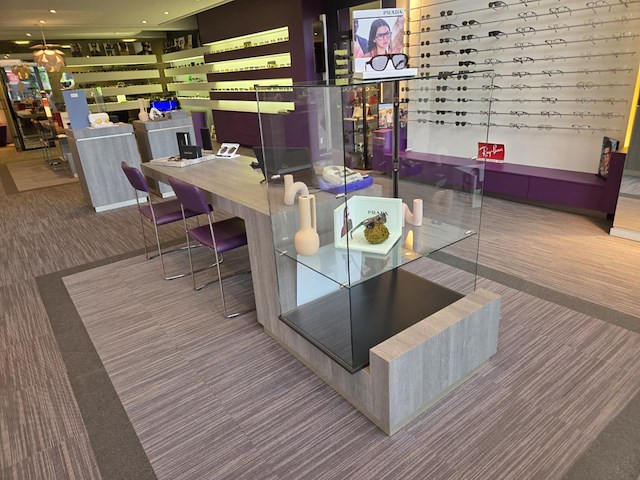 1 formicahouten presentatietafel met glazen open kast met verlichting - afbeelding 1 van  12