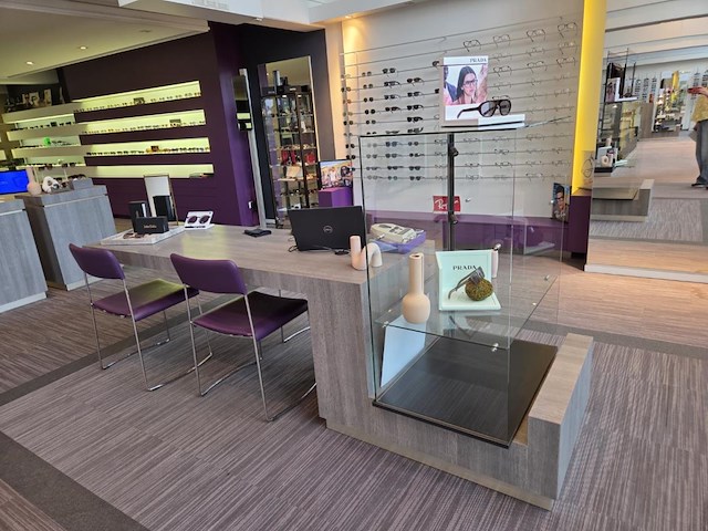 1 formicahouten presentatietafel met glazen open kast met verlichting - afbeelding 2 van  12