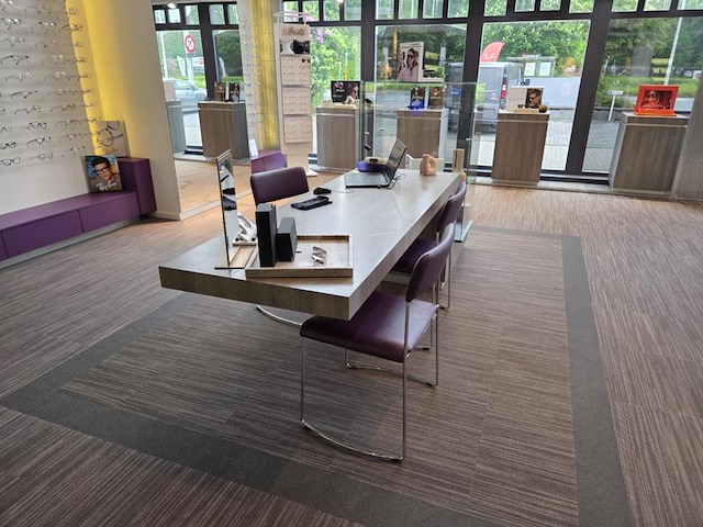 1 formicahouten presentatietafel met glazen open kast met verlichting - afbeelding 4 van  12