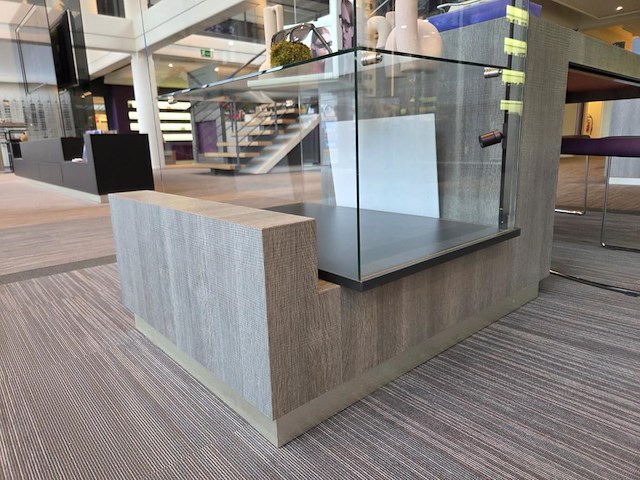 1 formicahouten presentatietafel met glazen open kast met verlichting - afbeelding 7 van  12