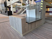 1 formicahouten presentatietafel met glazen open kast met verlichting - afbeelding 7 van  12