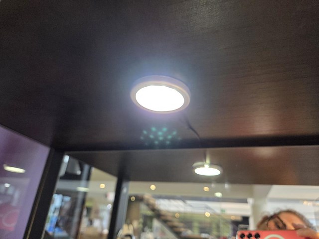 1 glazen vitrinekast met verlichting - afbeelding 3 van  4