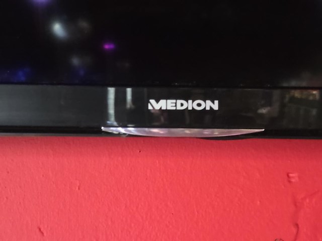 1 groot tv scherm medion - afbeelding 2 van  3