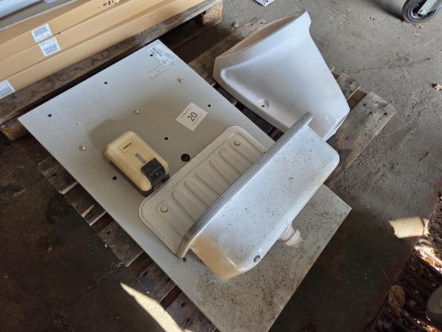 1 handenwasser en urinoir - afbeelding 1 van  4