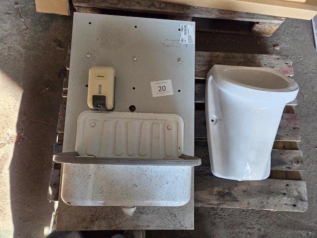 1 handenwasser en urinoir - afbeelding 3 van  4