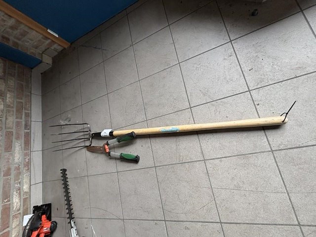 1 hegschaar en riek - afbeelding 1 van  1