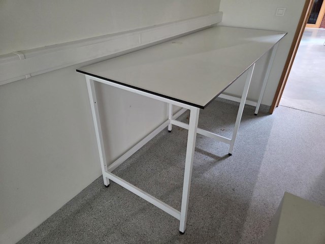 1 hoge metalen tafel met volkern blad - afbeelding 2 van  4