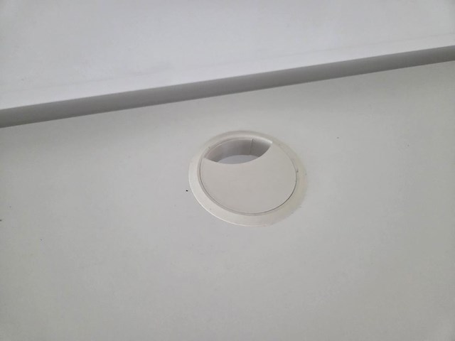 1 hoge metalen tafel met volkern blad - afbeelding 1 van  4