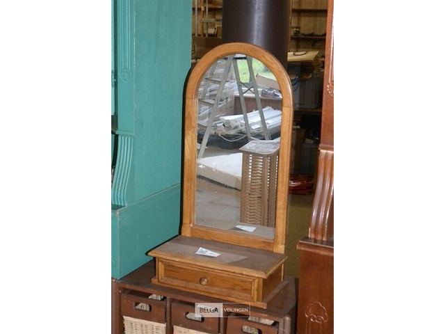 1 houten kastje met rieten mandjes en 1 houten kaptafel met halfronde spiegel en lade - afbeelding 1 van  3