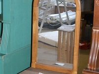 1 houten kastje met rieten mandjes en 1 houten kaptafel met halfronde spiegel en lade - afbeelding 1 van  3