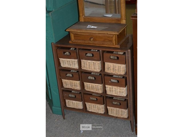 1 houten kastje met rieten mandjes en 1 houten kaptafel met halfronde spiegel en lade - afbeelding 2 van  3