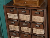 1 houten kastje met rieten mandjes en 1 houten kaptafel met halfronde spiegel en lade - afbeelding 2 van  3