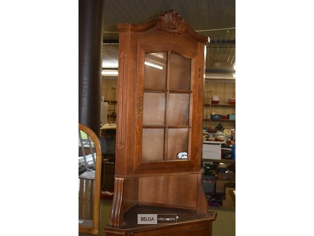 1 houten kastje met rieten mandjes en 1 houten kaptafel met halfronde spiegel en lade - afbeelding 3 van  3