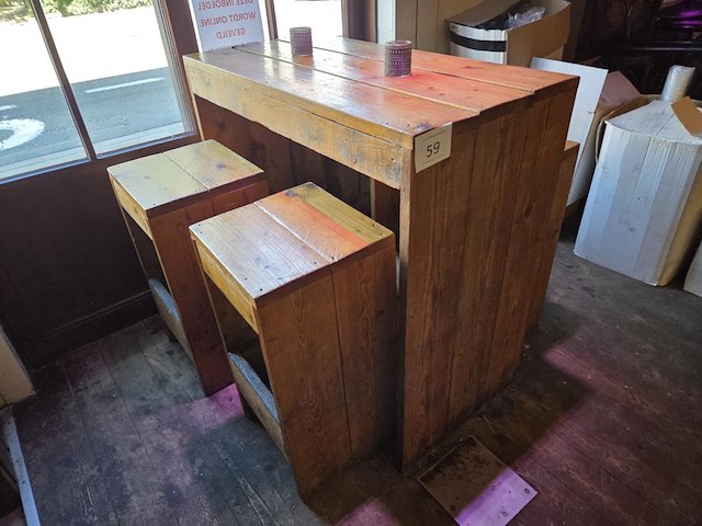 1 houten tafel met 4 houten krukken - afbeelding 1 van  3