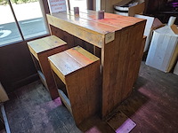 1 houten tafel met 4 houten krukken - afbeelding 1 van  3