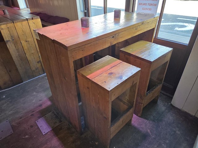 1 houten tafel met 4 houten krukken - afbeelding 2 van  3