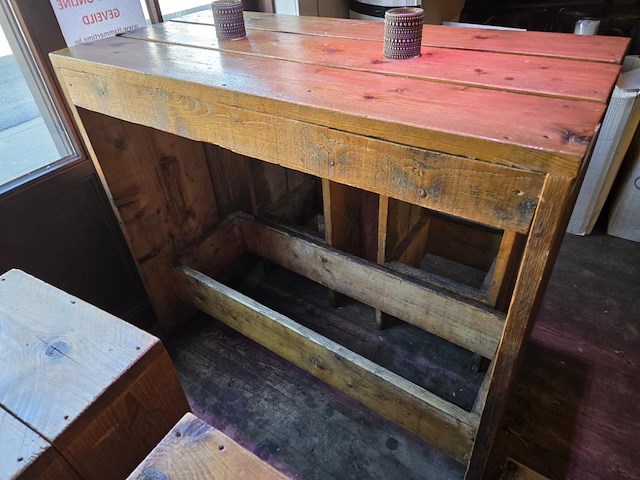 1 houten tafel met 4 houten krukken - afbeelding 3 van  3