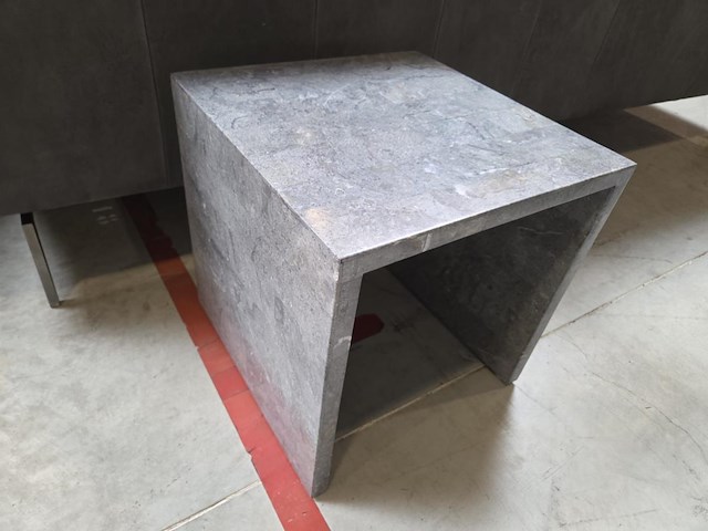 1 kleine natuurstenen bijzettafel - afbeelding 1 van  3
