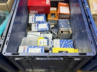 1 kleine partij schroeven en pluggen - afbeelding 1 van  8