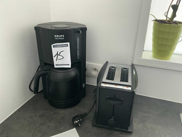 1 koffiezetapparaat krups en 1 broodrooster - afbeelding 1 van  3