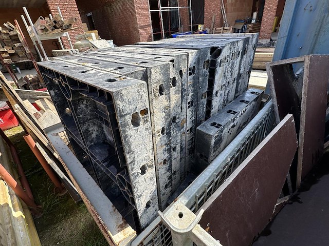 1 lot bekistingsmaterialen - afbeelding 2 van  2