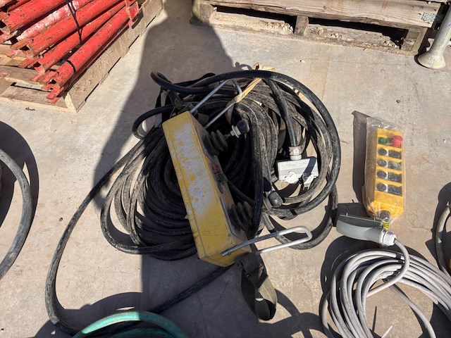 1 lot div elektrische kabels, universele afstandsbedieningen… - afbeelding 8 van  10