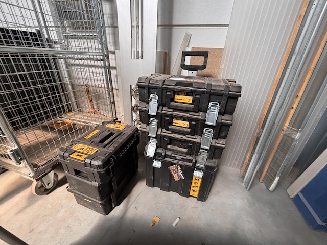 1 lot div lege werkbakken en werktrolley dewalt - afbeelding 1 van  5