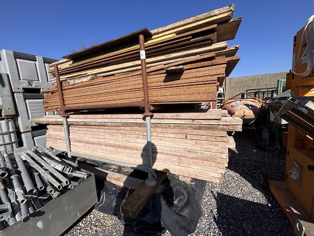 1 lot div planken en vezelplaten - afbeelding 1 van  4