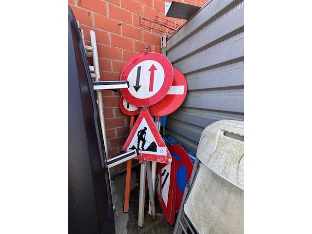 1 lot div signalisatieborden - afbeelding 1 van  2