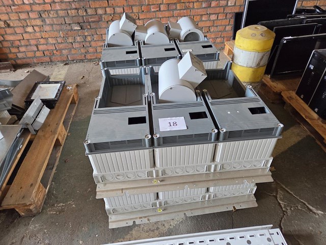 1 lot elektriciteits/zekeringen kasten - afbeelding 1 van  6