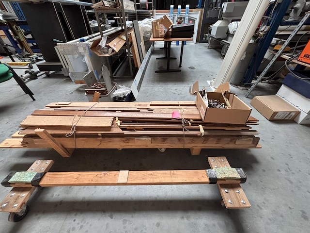 1 lot houten deurlijsten en div deurbeslag - afbeelding 1 van  4