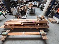 1 lot houten deurlijsten en div deurbeslag