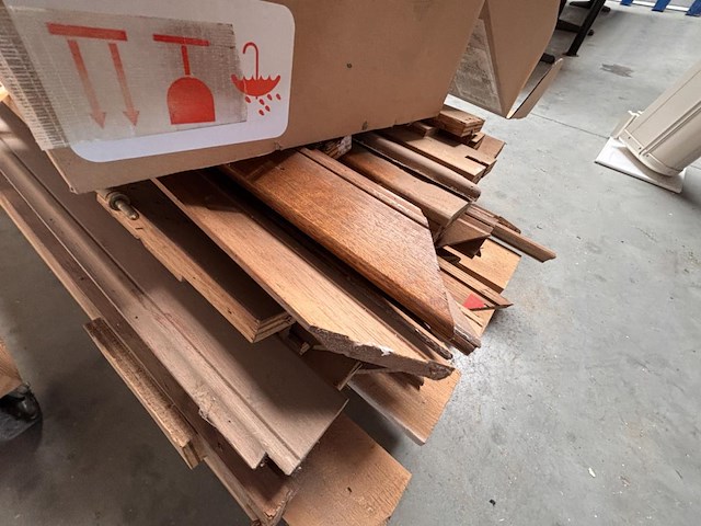 1 lot houten deurlijsten en div deurbeslag - afbeelding 2 van  4