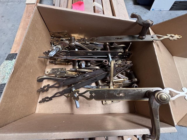 1 lot houten deurlijsten en div deurbeslag - afbeelding 4 van  4