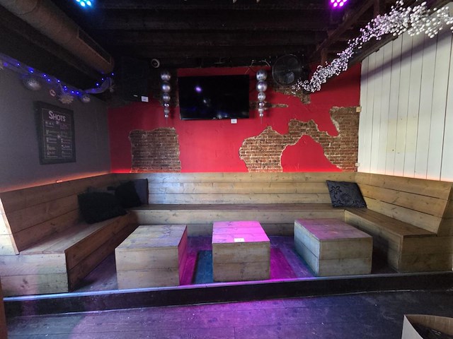 1 lot houten meubilair - afbeelding 1 van  7