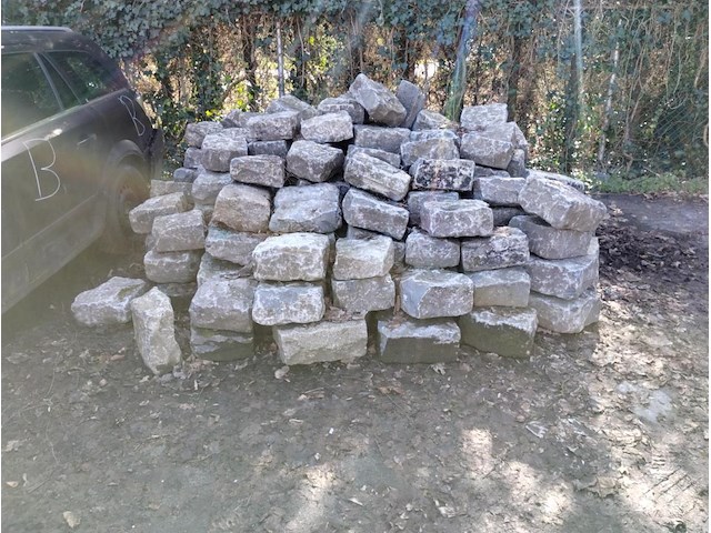 1 lot natuurstenen kasseien/boordstenen - afbeelding 1 van  2