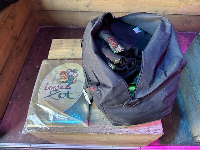 1 lot promomateriaal brugse zot - afbeelding 1 van  2