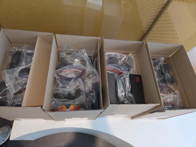 1 lot zonnebrillen - afbeelding 1 van  2