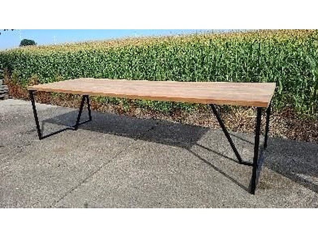 1 massief teakhouten tafel met universele zwarte poten - afbeelding 1 van  1