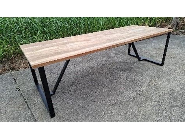 1 massief teakhouten tafel met zware zwarte universele poten - afbeelding 1 van  1