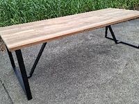 1 massief teakhouten tafel met zware zwarte universele poten - afbeelding 1 van  1