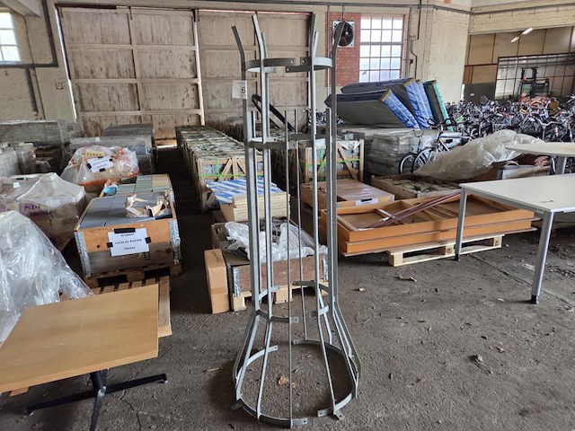 1 metalen boomhouder - afbeelding 1 van  2