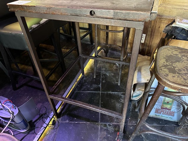 1 metalen hoge tafel met vintage houten blad incl 3 houten hoge stoelen - afbeelding 2 van  2