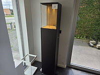 1 metalen vitrinekast met verlichting