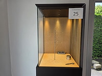 1 metalen vitrinekast met verlichting - afbeelding 2 van  8