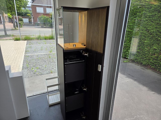 1 metalen vitrinekast met verlichting - afbeelding 5 van  8