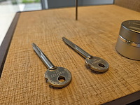 1 metalen vitrinekast met verlichting - afbeelding 7 van  8