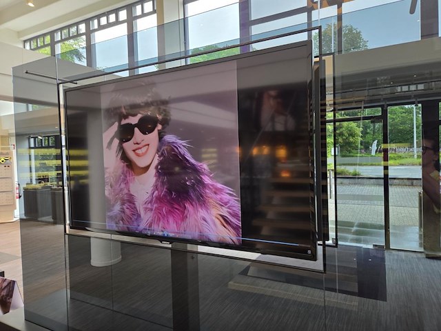 1 meubel met glazen panelen en 2 tv scherme samsung - afbeelding 10 van  19
