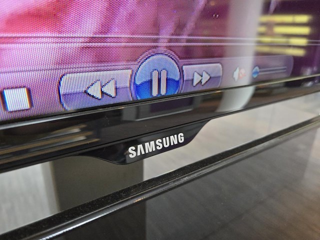 1 meubel met glazen panelen en 2 tv scherme samsung - afbeelding 11 van  19