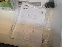 1 meubel met glazen panelen en 2 tv scherme samsung - afbeelding 16 van  19